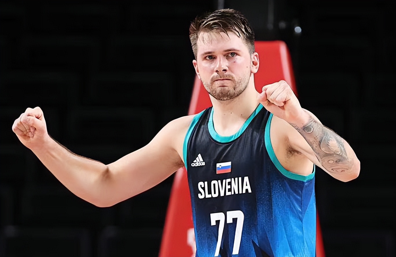 波兰对阵荷兰世预赛中，有球迷向场内投掷烟火迫使比赛被中断（世预赛波兰战荷兰，球迷投掷烟火致比赛中断）