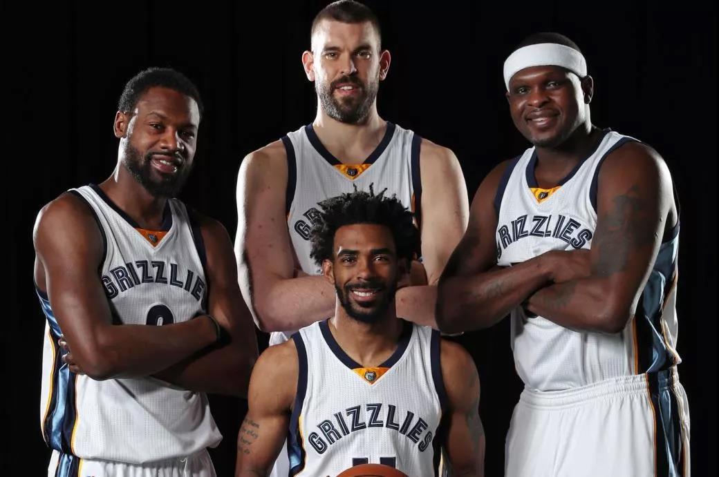 尼日利亚4-1大胜加蓬进入决赛，奥斯梅恩双响，埃朱克破门（尼日利亚4-1击败加蓬挺进决赛，奥斯梅恩梅开二度，埃朱克建功）