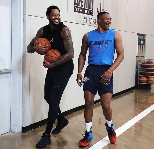 凤凰官方：福克斯韦尔和刘易斯缺席今日对阵跳伞蚁（凤凰队官方通报：福克斯韦尔、刘易斯将缺席今日对阵跳伞蚁）